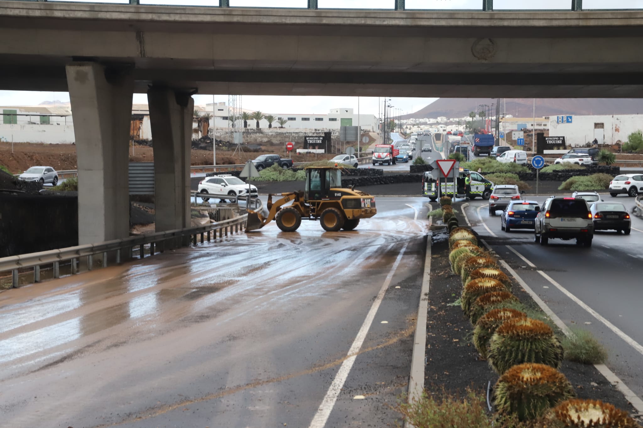 Las lluvias inundan el puente entre Arrecife y Tahíche Las lluvias inundan el puente entre Arrecife y Tahíche