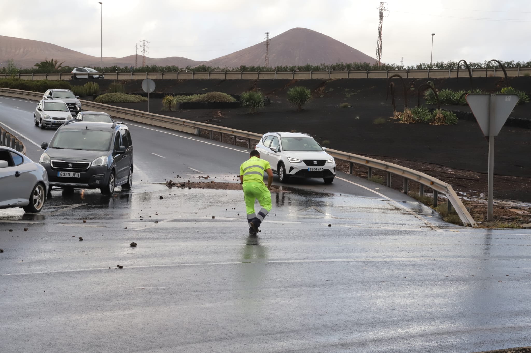 Las lluvias inundan el puente entre Arrecife y Tahíche Las lluvias inundan el puente entre Arrecife y Tahíche
