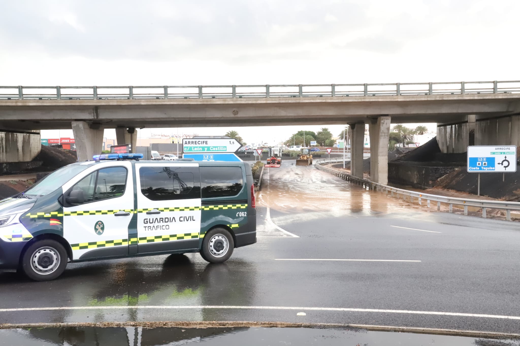 Las lluvias inundan el puente entre Arrecife y Tahíche Las lluvias inundan el puente entre Arrecife y Tahíche