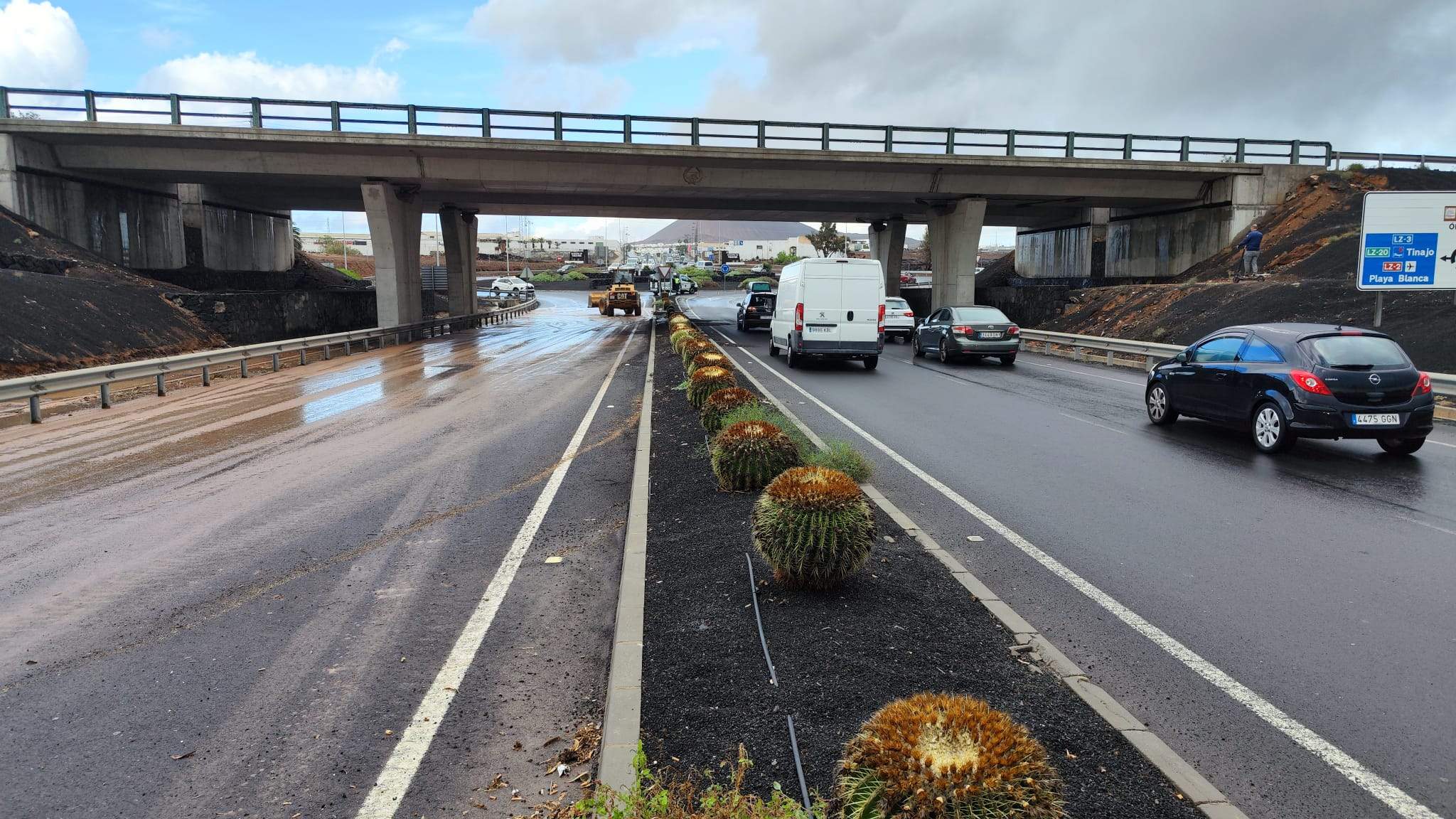 Las lluvias inundan el puente entre Arrecife y Tahíche Las lluvias inundan el puente entre Arrecife y Tahíche