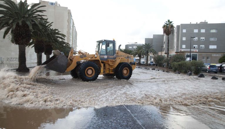 Lluvias en la calle Manolo Millares de Arrecife (Fotos: José Luis Carrasco y cedidas) Lluvias en la calle Manolo Millares de Arrecife (Fotos: José Luis Carrasco y cedidas)