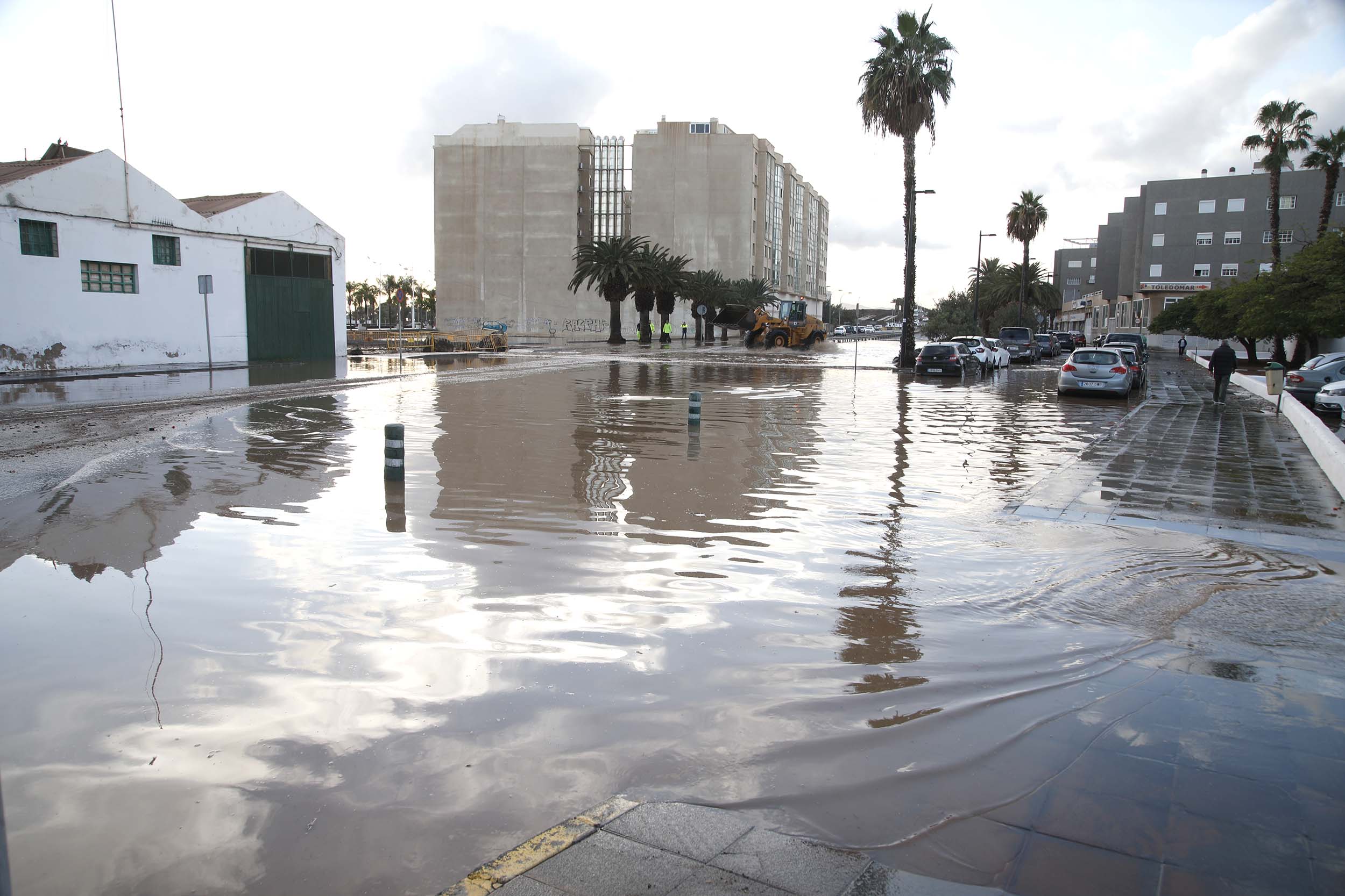 Las lluvias anegan la calle Manolo Millares en Arrecife (Fotos: José Luis Carrasco y cedidas)