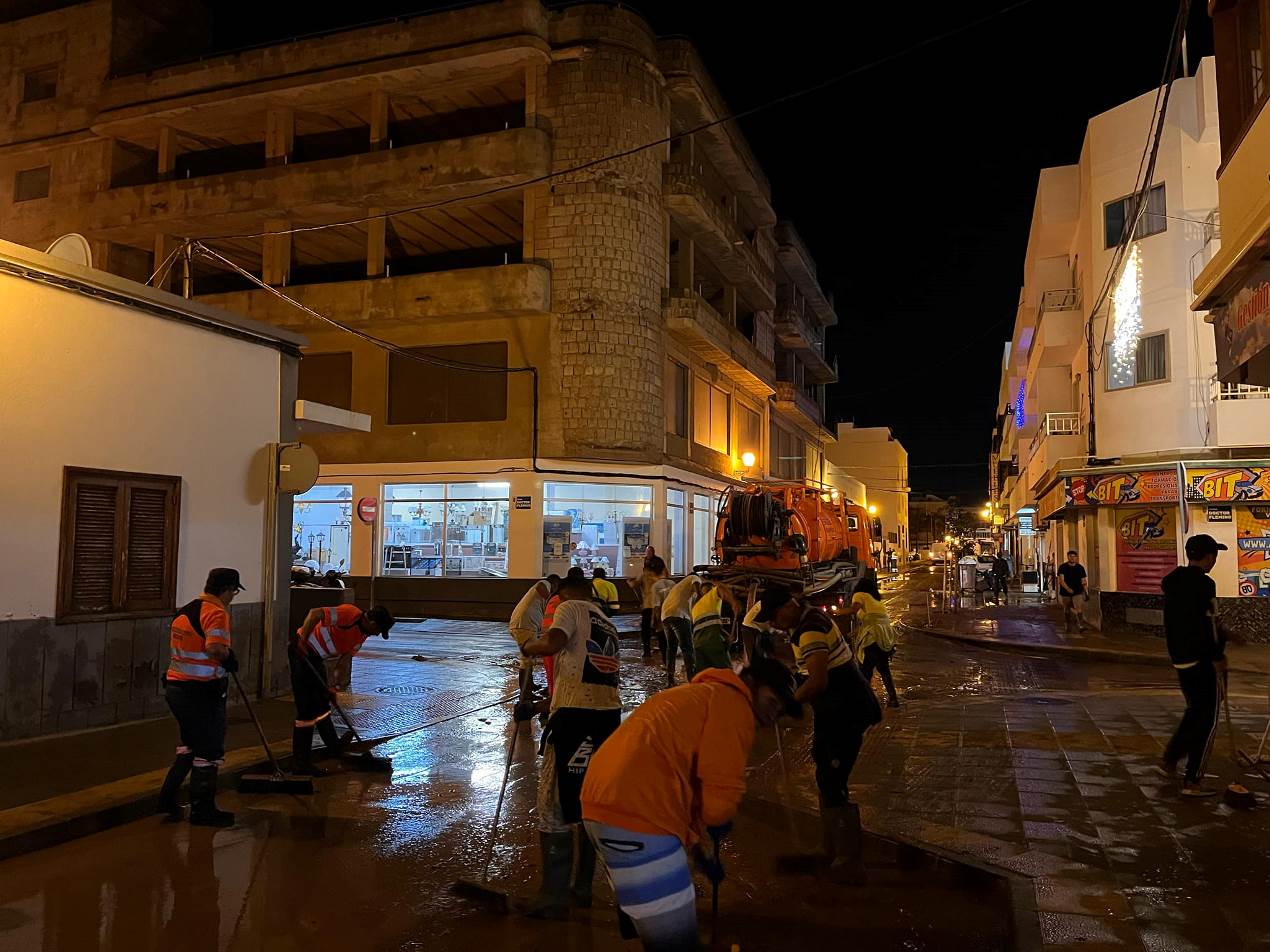 Limpieza de las calles de Arrecife tras la lluvia