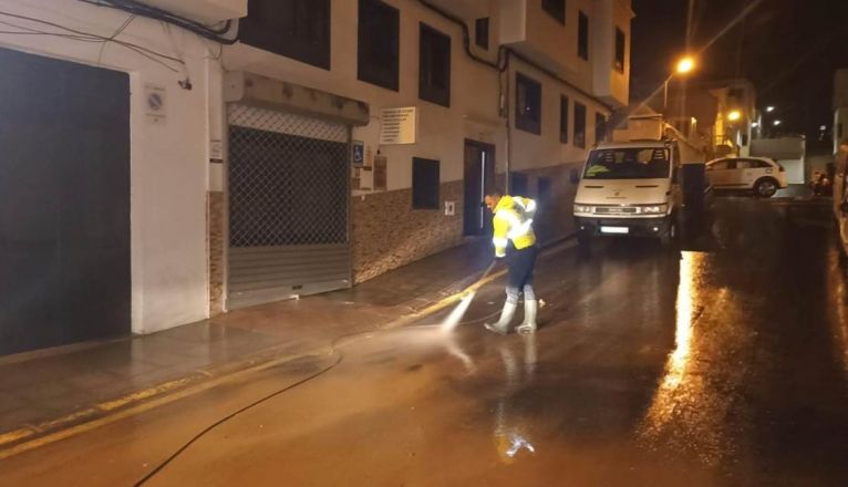 El alcalde se unió a las tareas de limpieza