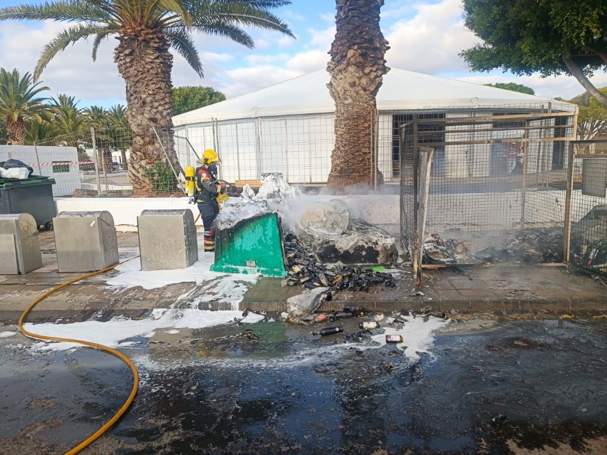 Contenedores quemados en Teguise