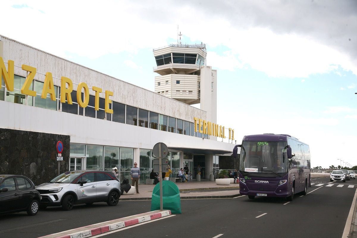 Torre de control en el aeropuerto de Lanzarote