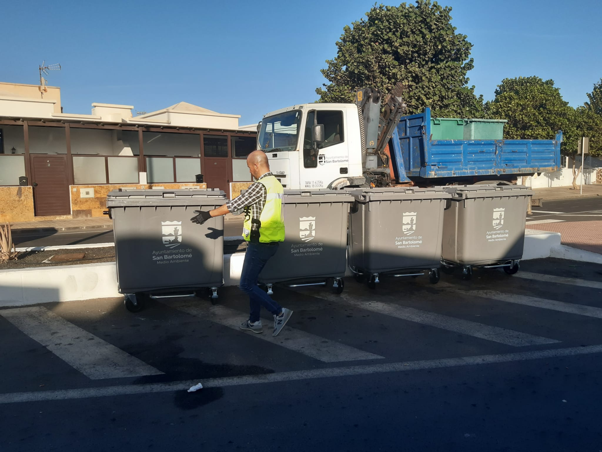 Un operario con un contenedor de basura en San Bartolomé: Ayuntamiento de San Bartolomé.