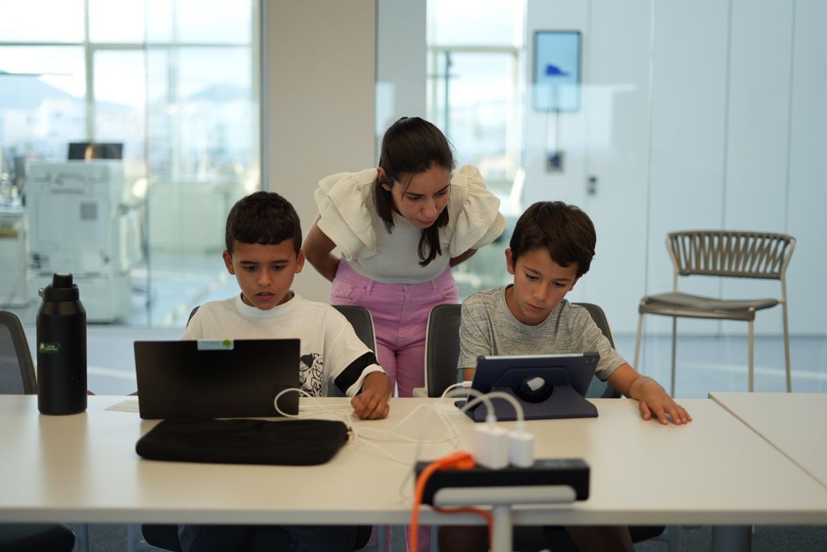 Dos niños participando en la iniciativa para promover la programación digital