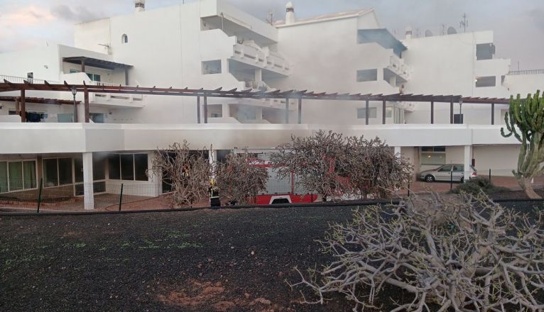 Incendio en un local de Costa Teguise (Fotos: La Voz)