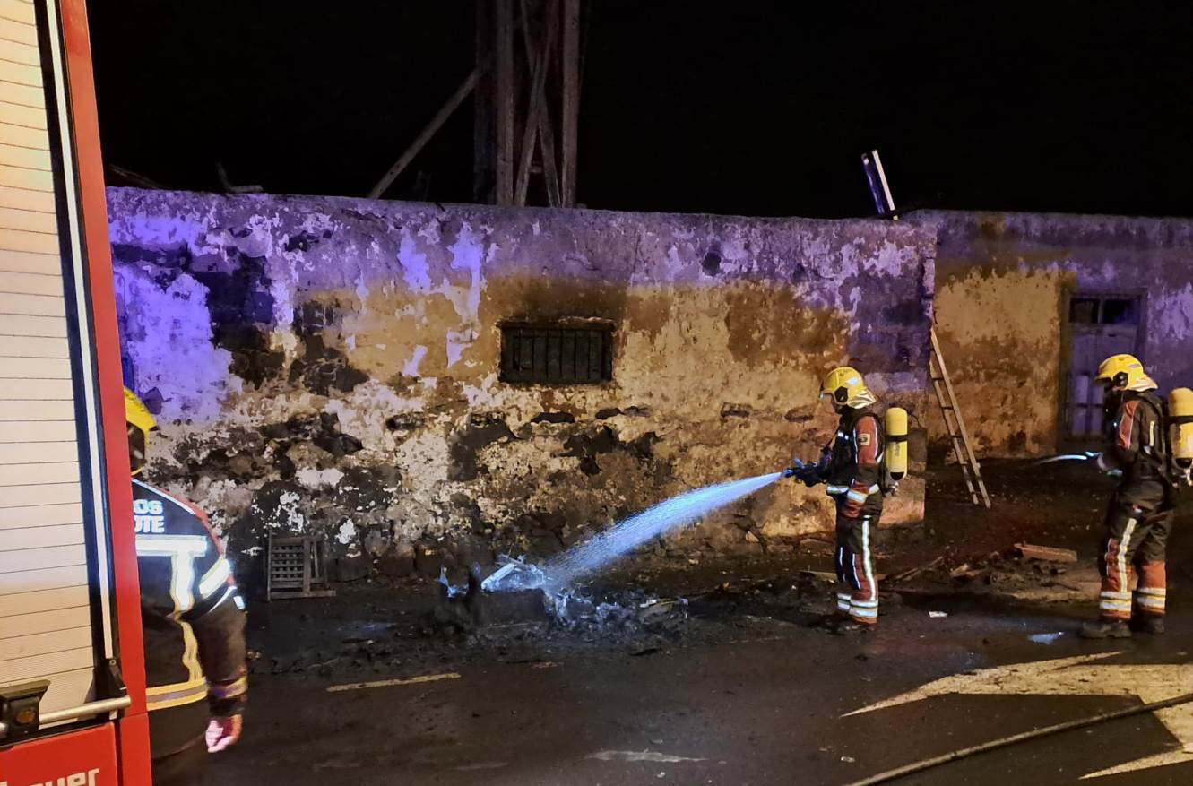 Contenedores calcinados en San Bartolomé 