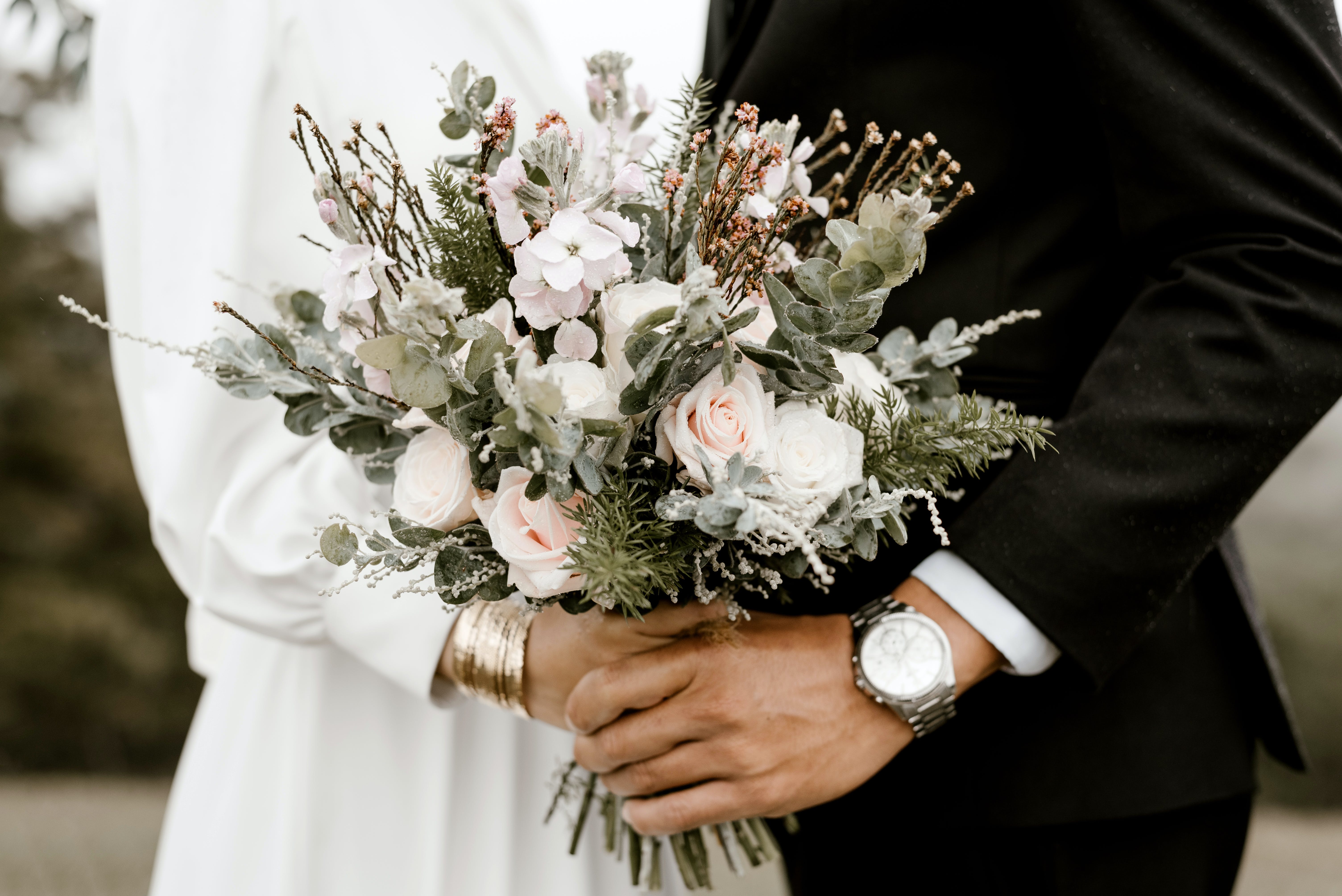 Dos personas en una boda. Foto: Trung Nguyen (Pexels).
