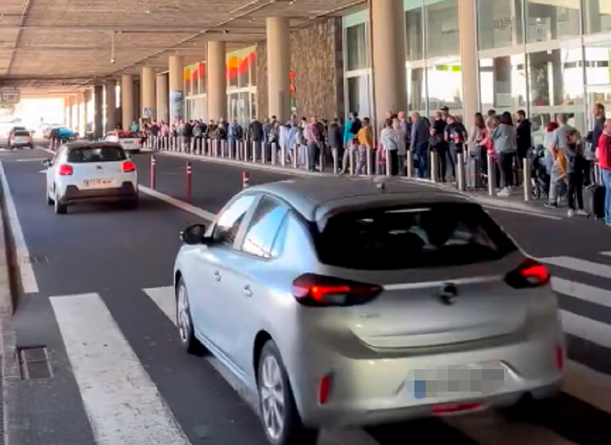 Pasajeros esperando a coger un taxi en el Aeropuerto de Lanzarote