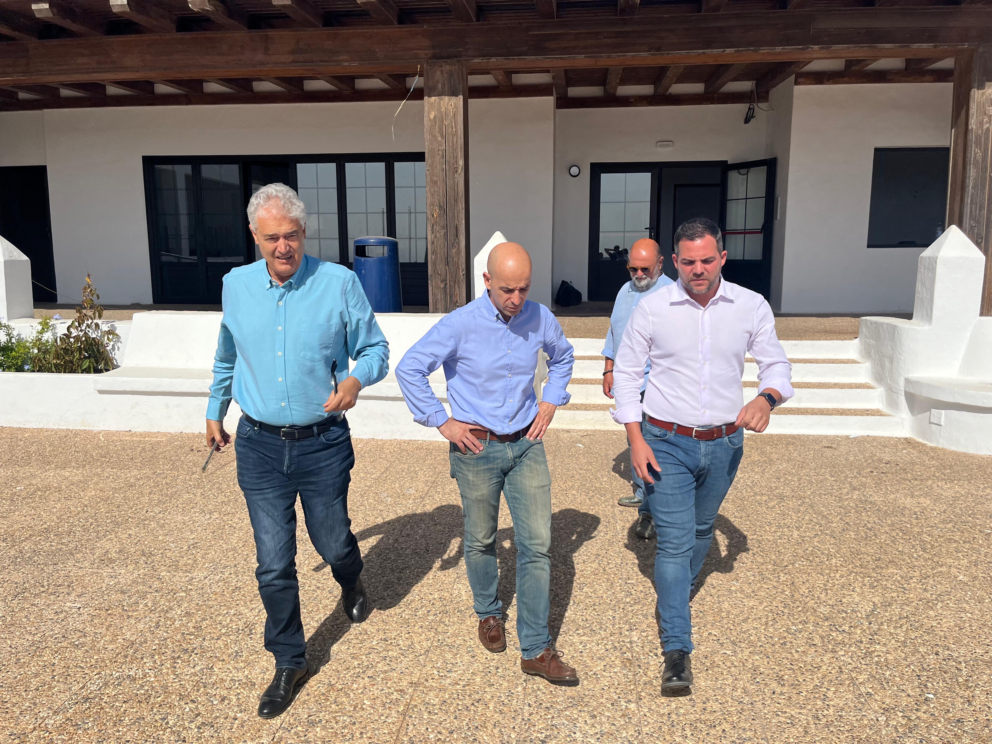 El consejero Jacobo Medina junto al alcalde de Tías José Juan Cruz en la visita a Conil