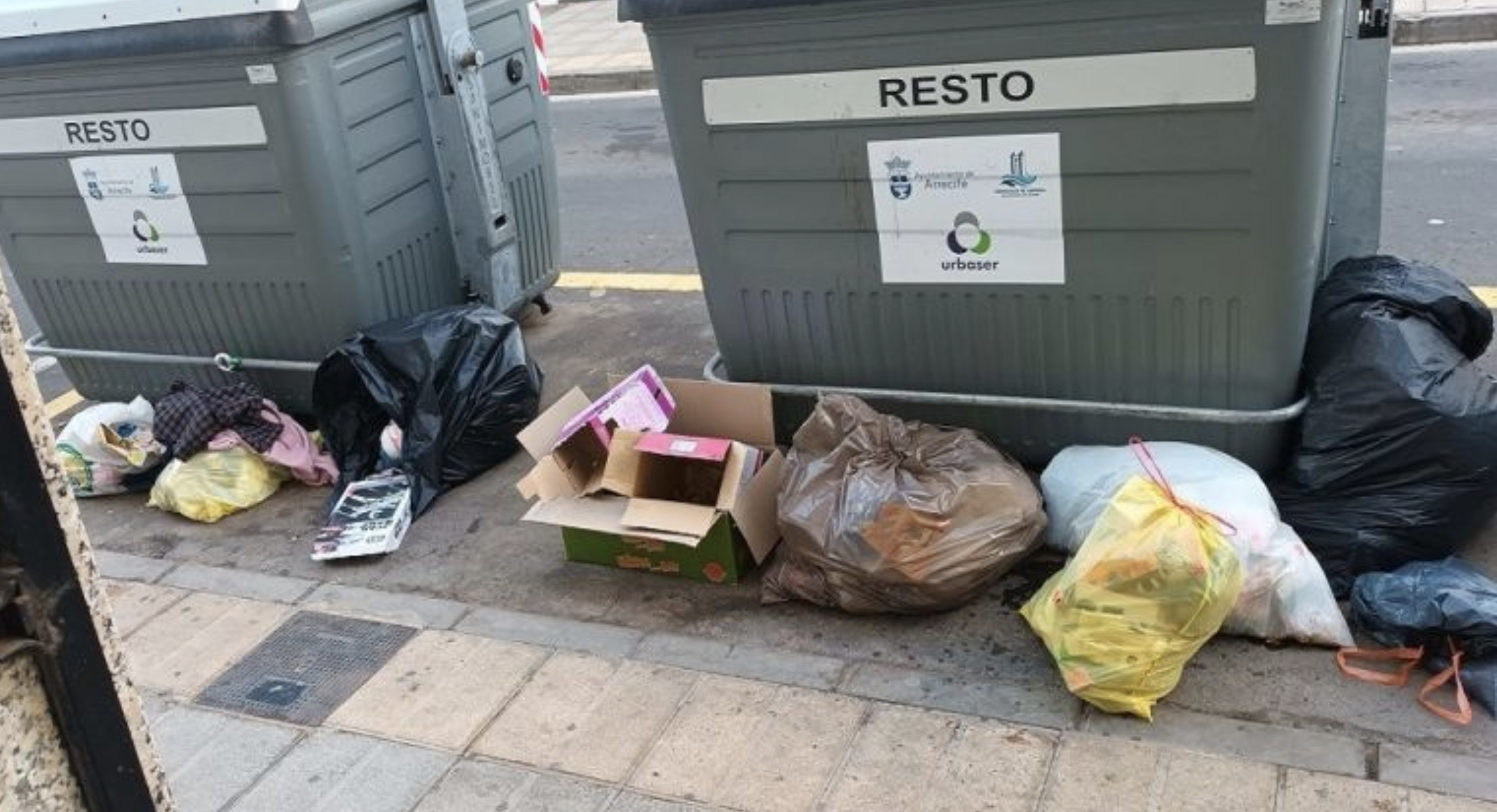 Unos vecinos de Arrecife se quejan del cúmulo de basura que se amontona en el portal de su edificio