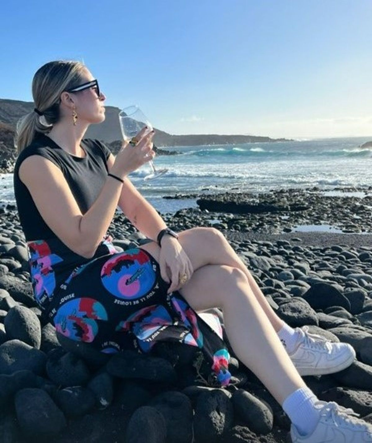Eva Soriano en la playa con una copa de vino