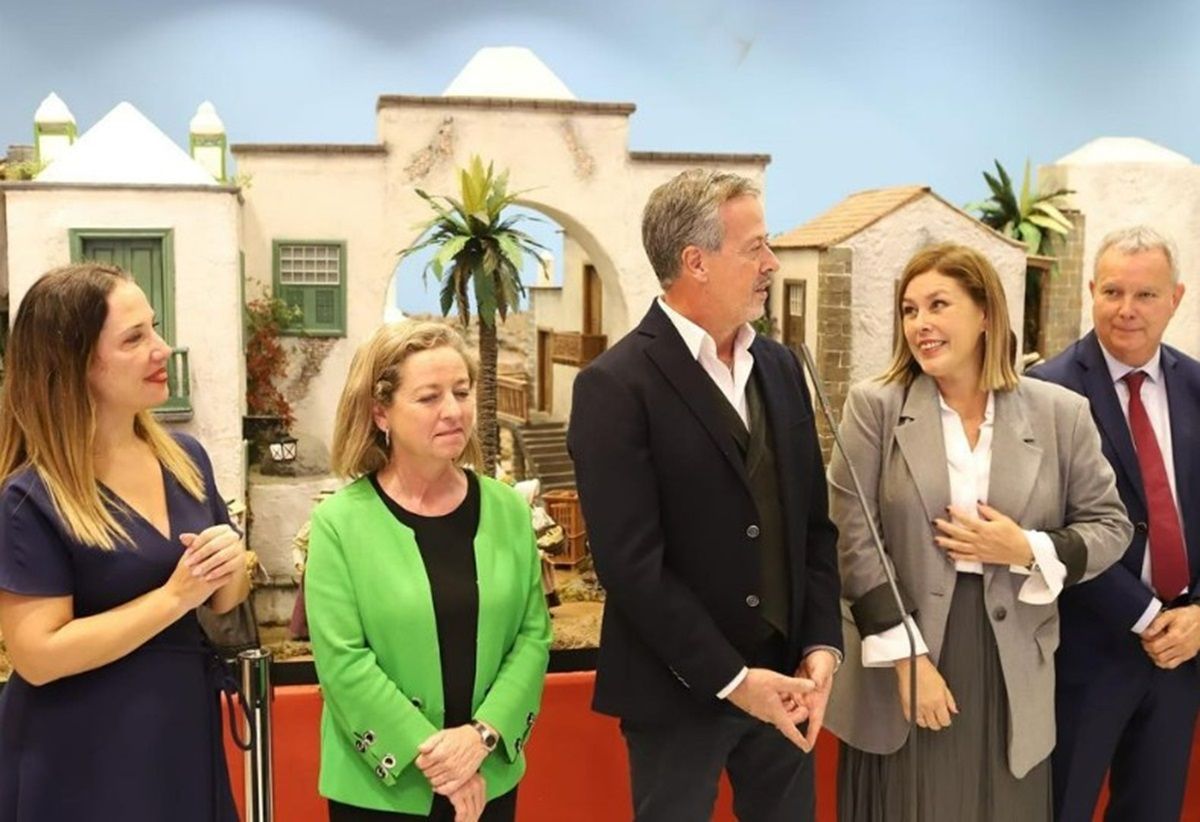 Astrid Pérez en el Parlamento de Canarias inaugurando el Belén