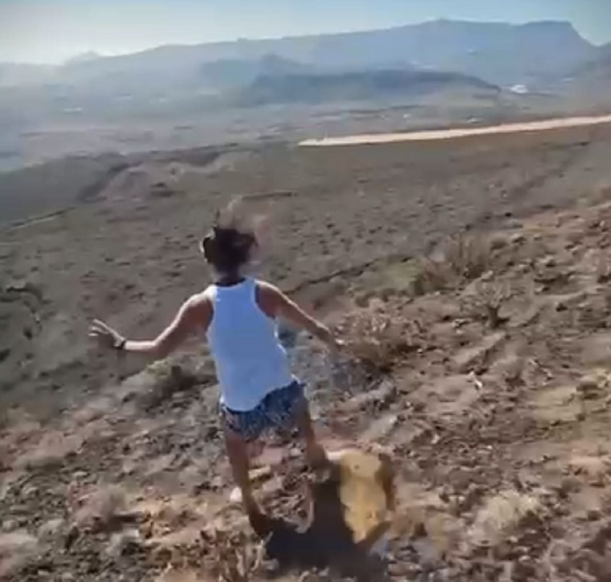 La mujer sancionada por el Cabildo en un clip del vídeo