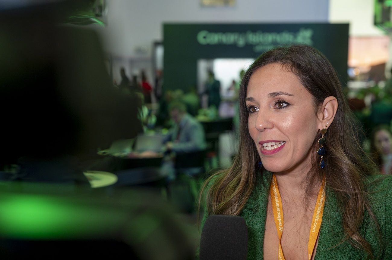 Jessica de León atendiendo a los medios en la pasada feria de turismo Londres. Fitur.