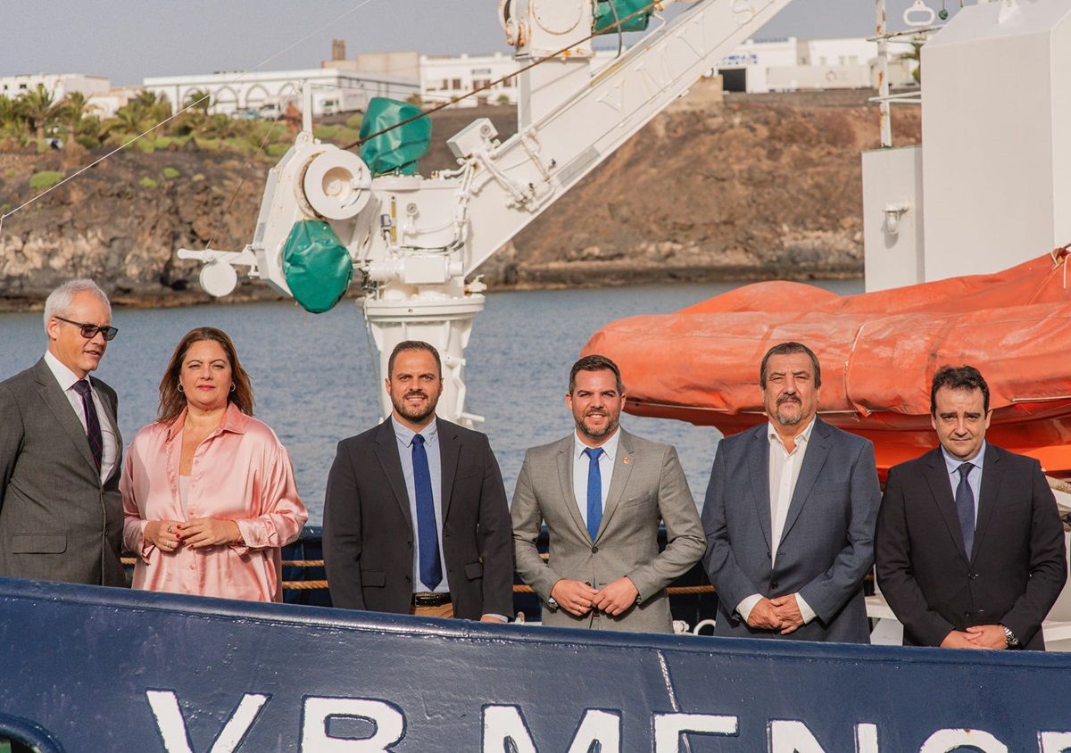 Yonathan de León con autoridades del Cabildo, Autoridad Portuaria, Cámara de Comercio y Grupo Boluda