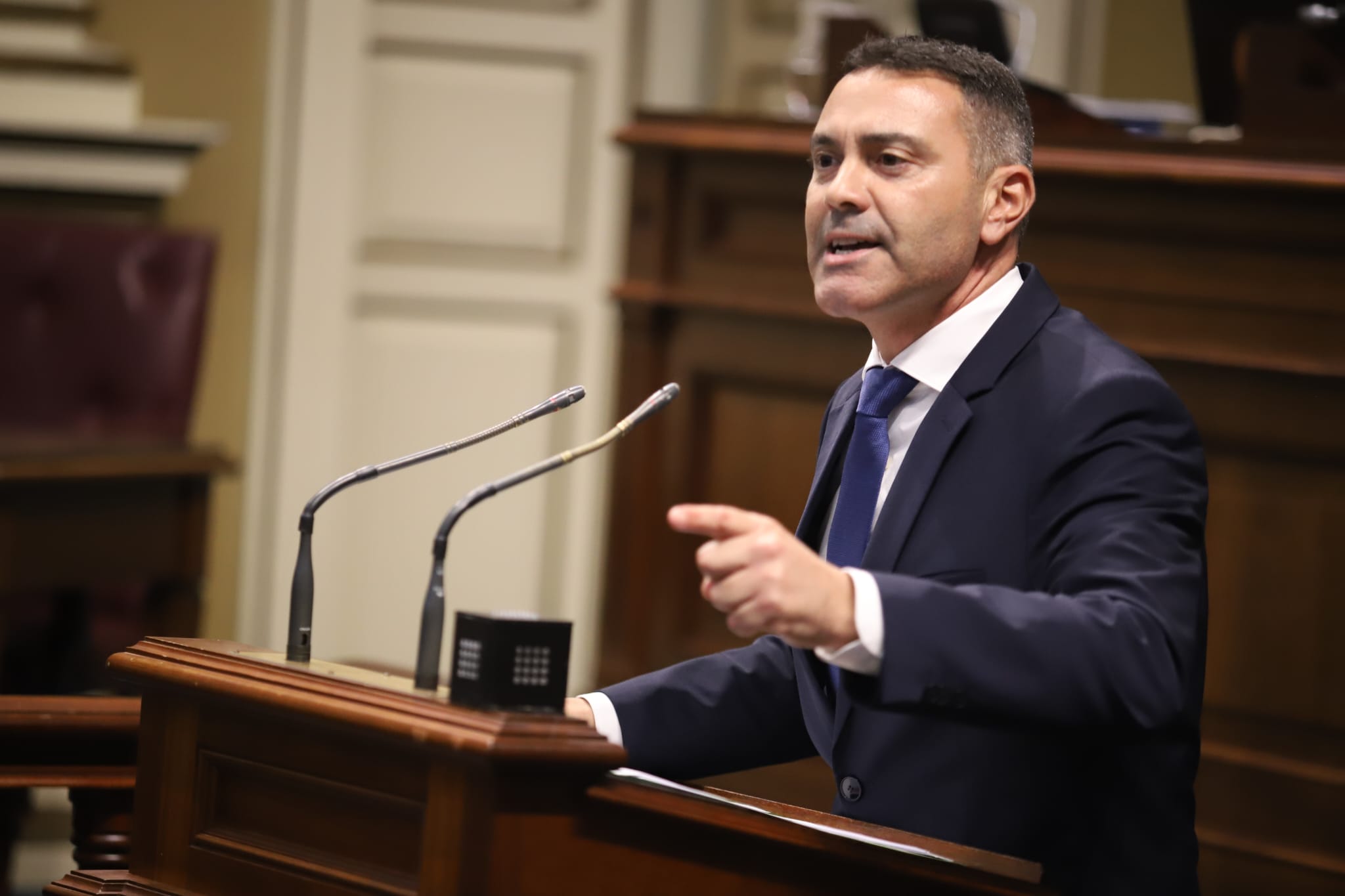 El diputado nacionalista Oswaldo Betancort durante su intervención en el Parlamento.