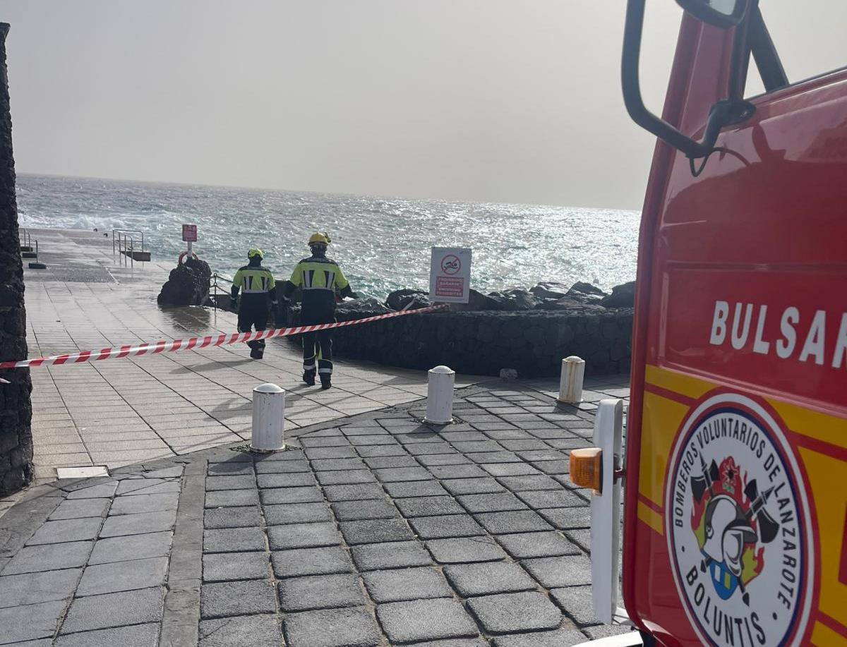 Boluntis cierran el acceso al muelle de Playa Chica