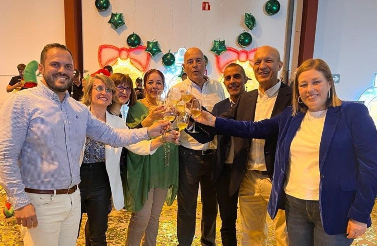 El alcalde de Arrecife Yonathan de León comparte el brindis con todos los ex alcaldes de la ciudad presentes en este encuentro navideño con la plantilla municipal
