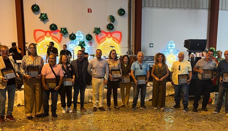 El alcalde de Arrecife, junto al teniente de alcalde , la concejal de RR.HH y los trabajadores a los que se les ha tributado en un reconocimiento en este brindis navideño 