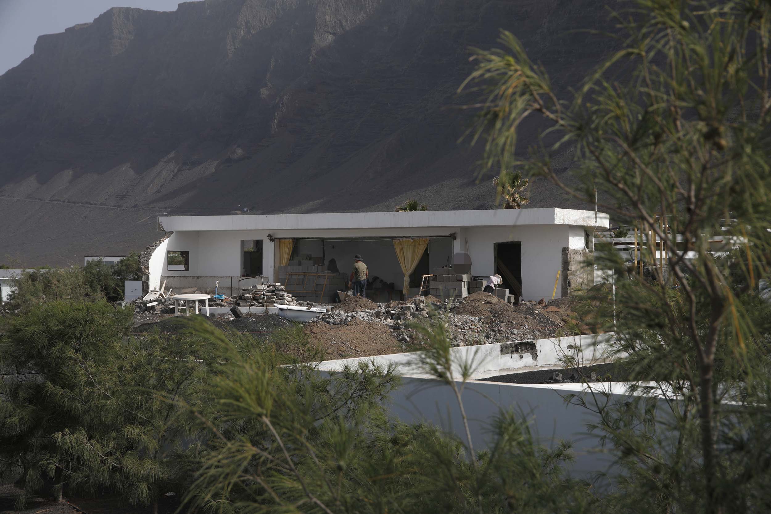 Obras en el bungalow en la calle Corona de la Reina en Caleta de Famara. Foto: José Luis Carrasco. Obras en el bungalow en la calle Corona de la Reina en Caleta de Famara. Foto: José Luis Carrasco.
