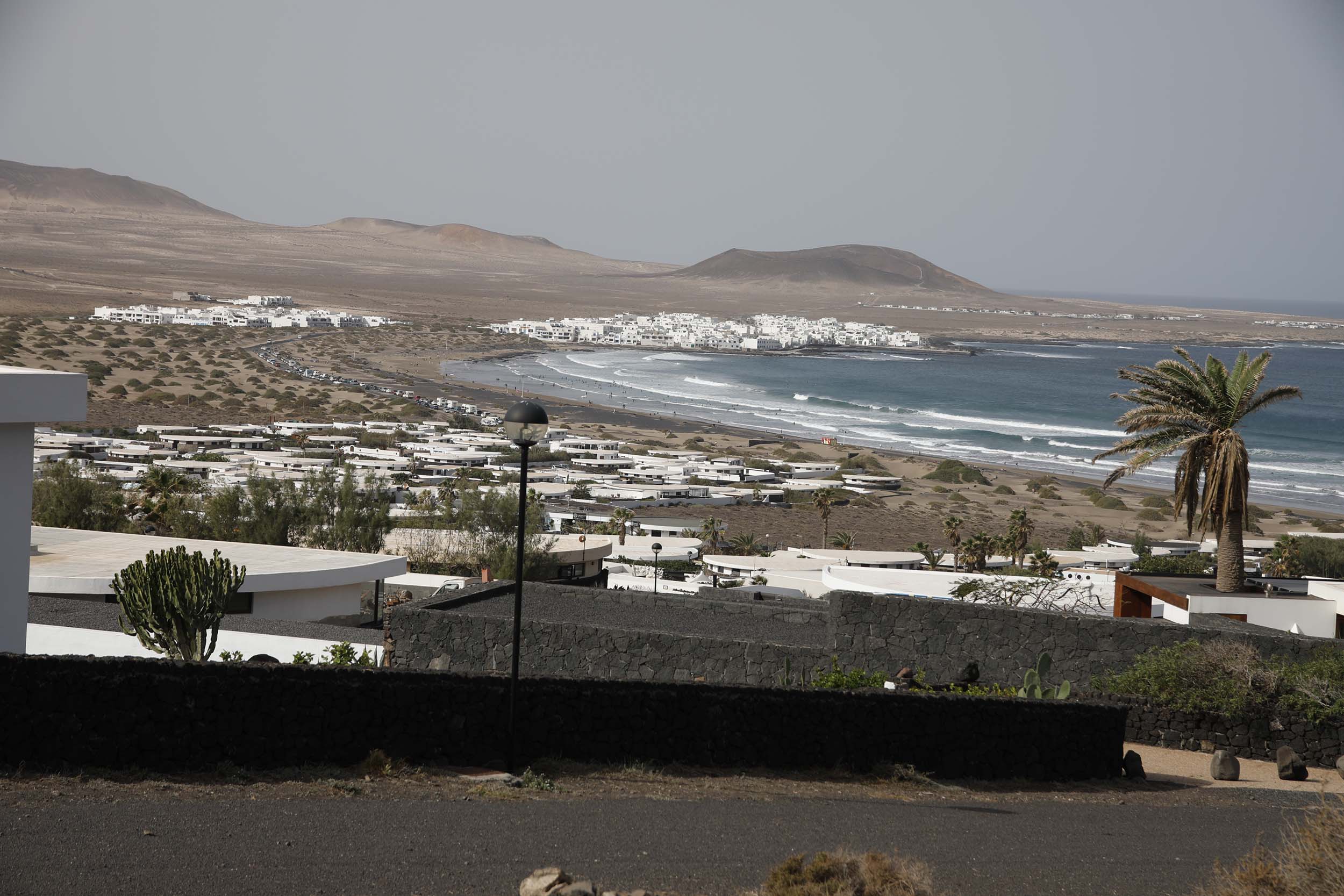 Vista panorámica de los Bungalows en Caleta de Famara. Foto: José Luis Carrasco.