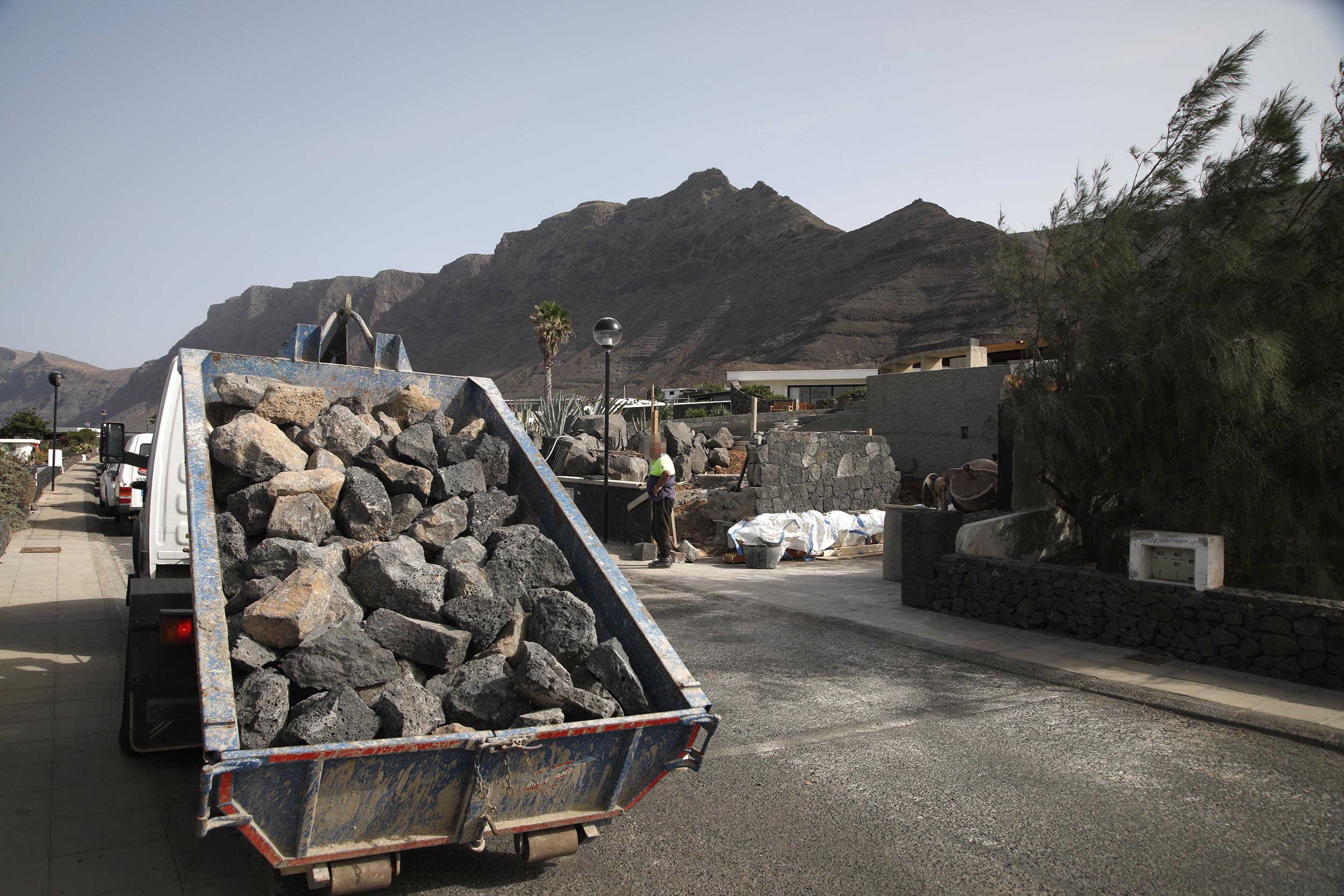 Obras en un bungalow en la calle Chibusque en Caleta de Famara. Foto: José Luis Carrasco.