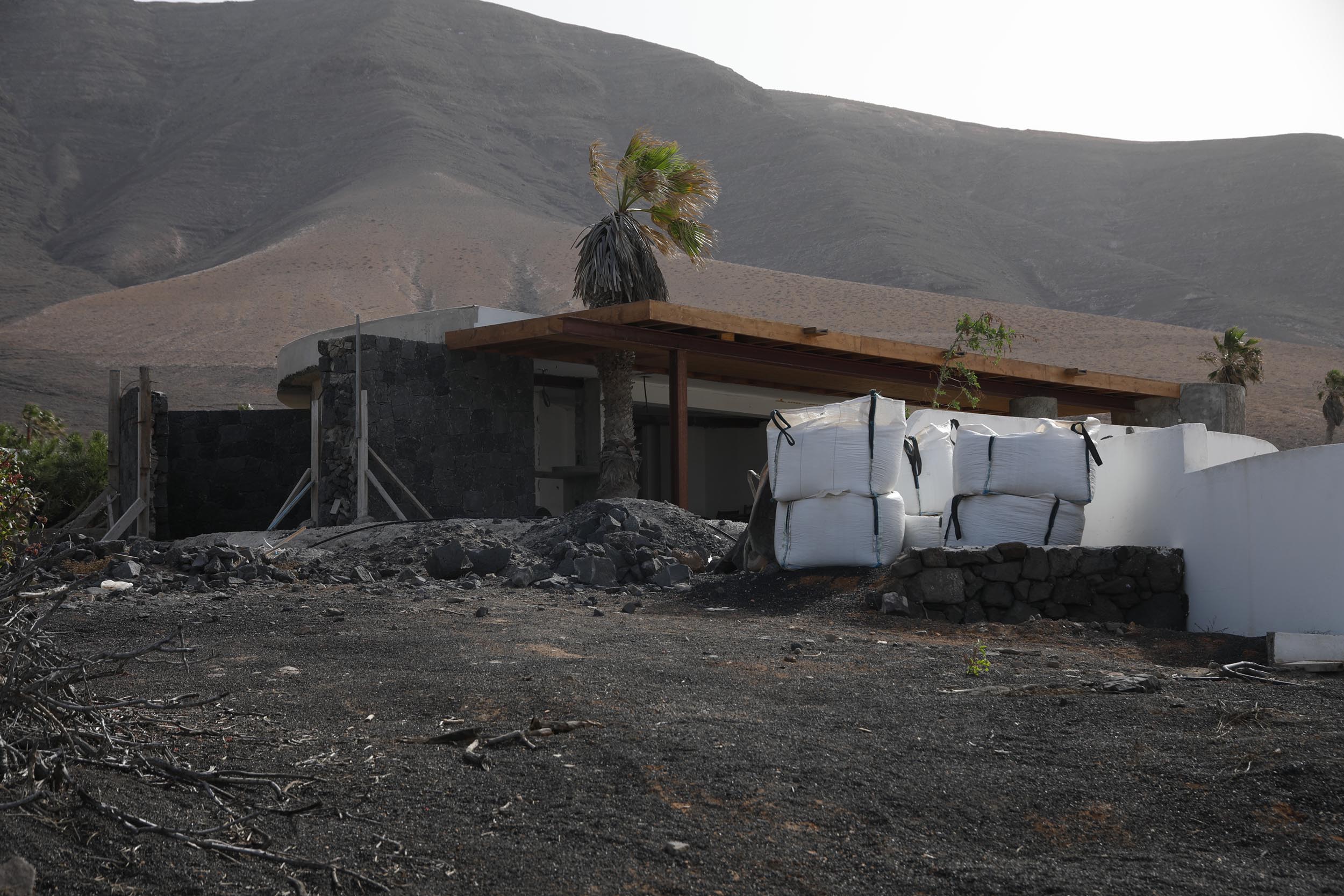 Obras en un bungalow en la calle Chirimoya en Caleta de Famara. Foto: José Luis Carrasco. Obras en un bungalow en la calle Chirimoya en Caleta de Famara. Foto: José Luis Carrasco.