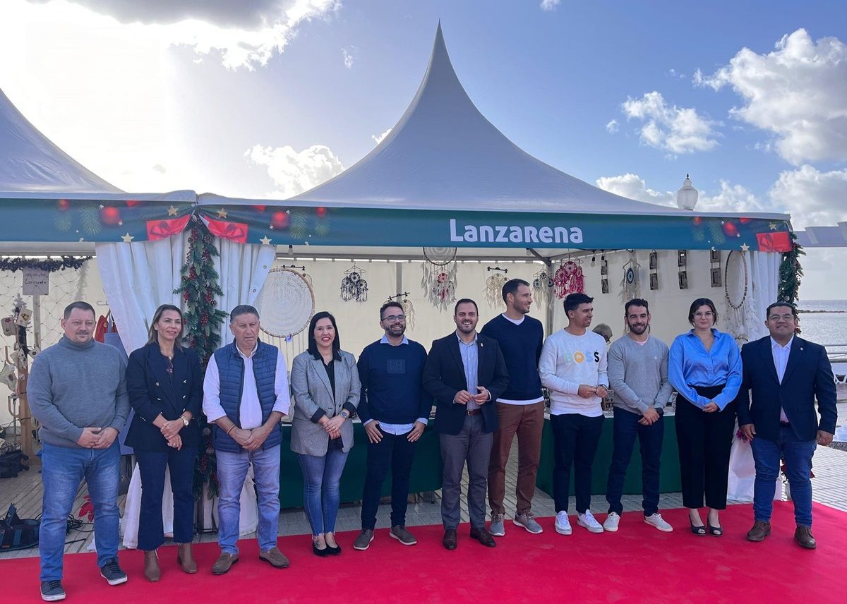 Los Grupo de Gobierno del Ayuntamiento en el Mercado Artesanal de Navidad de Arrecife