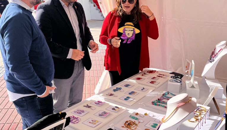 El alcalde y el teniente de alcalde junto a una artesana en su puesto El alcalde y el teniente de alcalde junto a una artesana en su puesto
