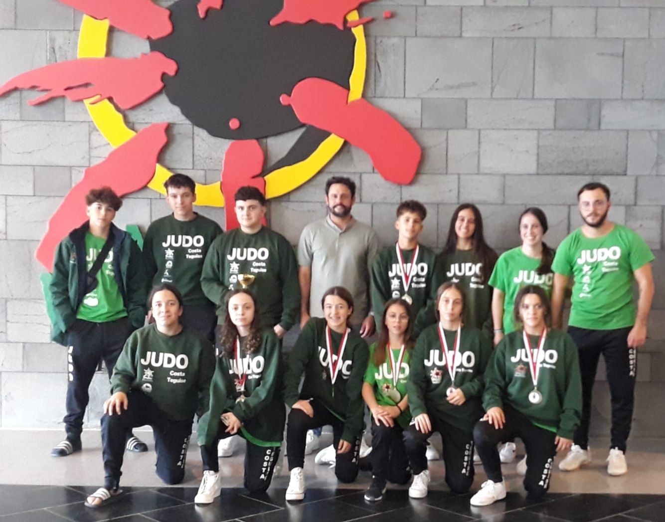 Los participantes del  'Club de Judo Costa Teguise' en la Copa de España