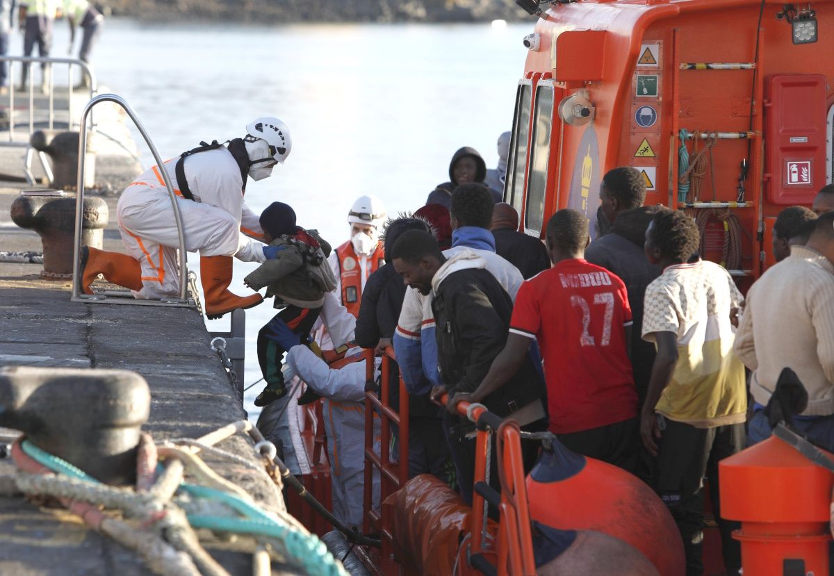 Desembarco de migrantes en Puerto Naos (Fotos: José Luis Carrasco)