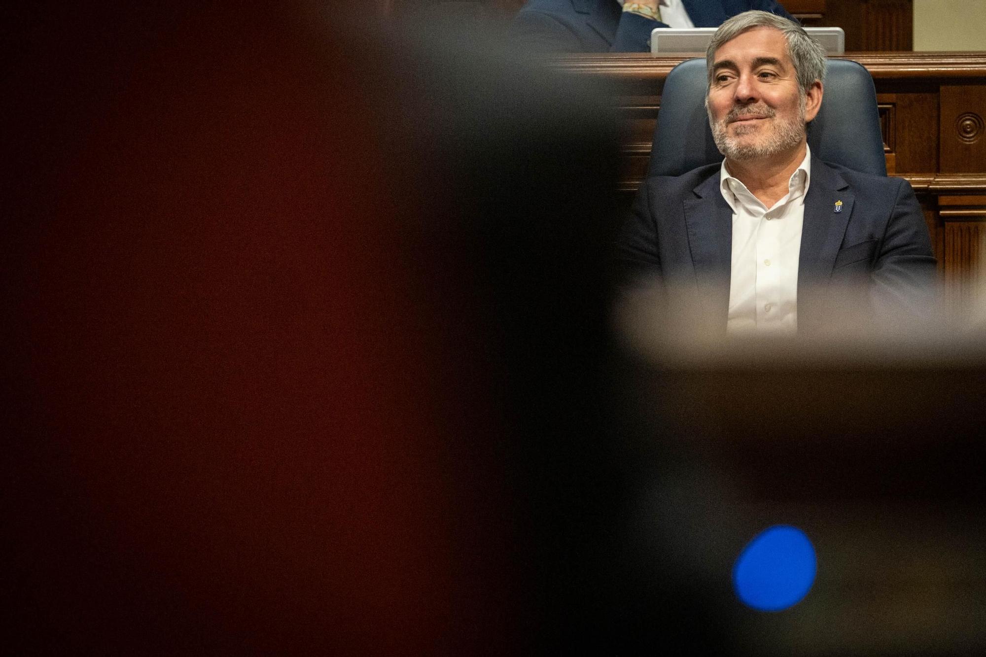 Fernando Clavijo en el Parlamento de Canarias (Fotos: La Provincia)