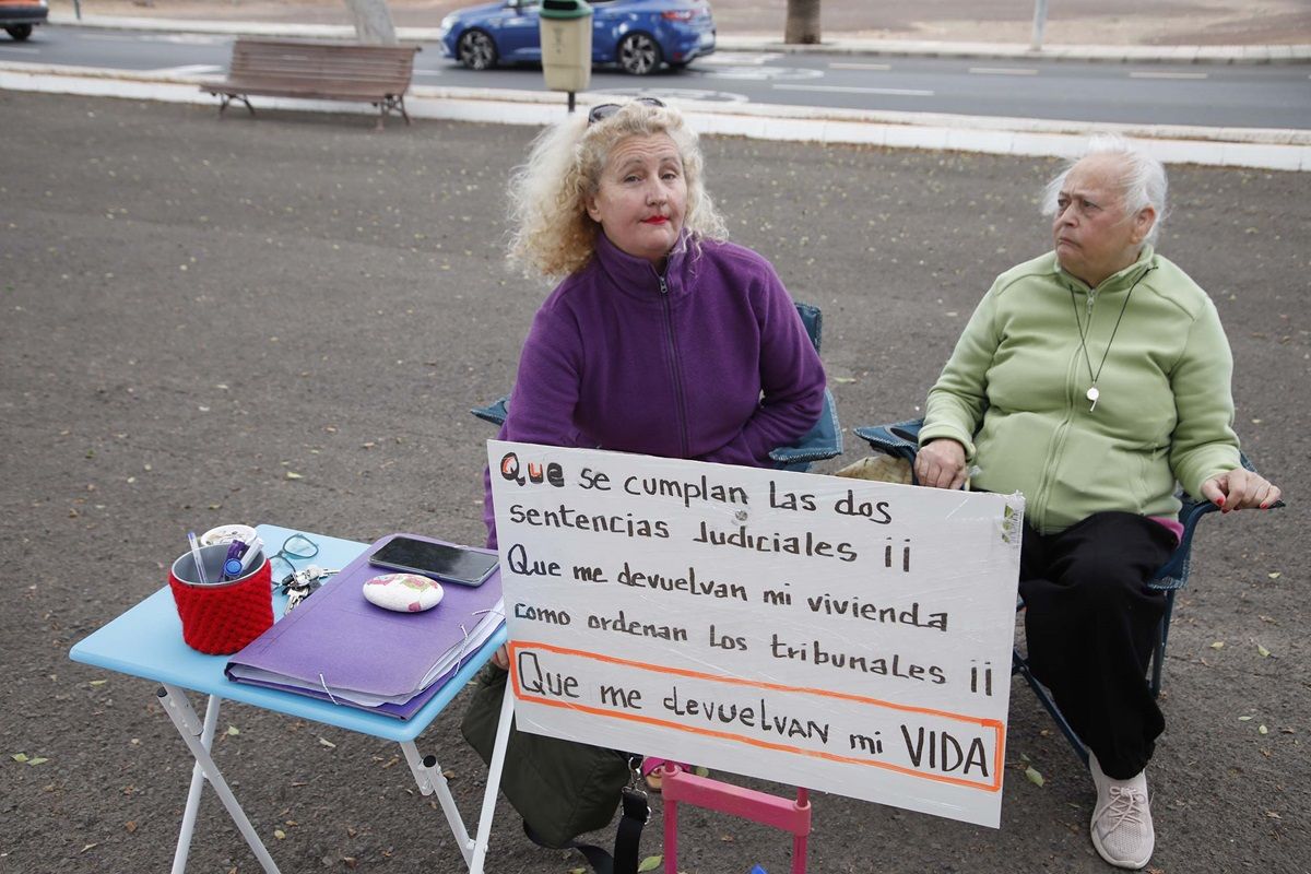Dolores Campos durante la manifestación frente al Juzgado de Arrecife (Foto: José Luis Carrasco)