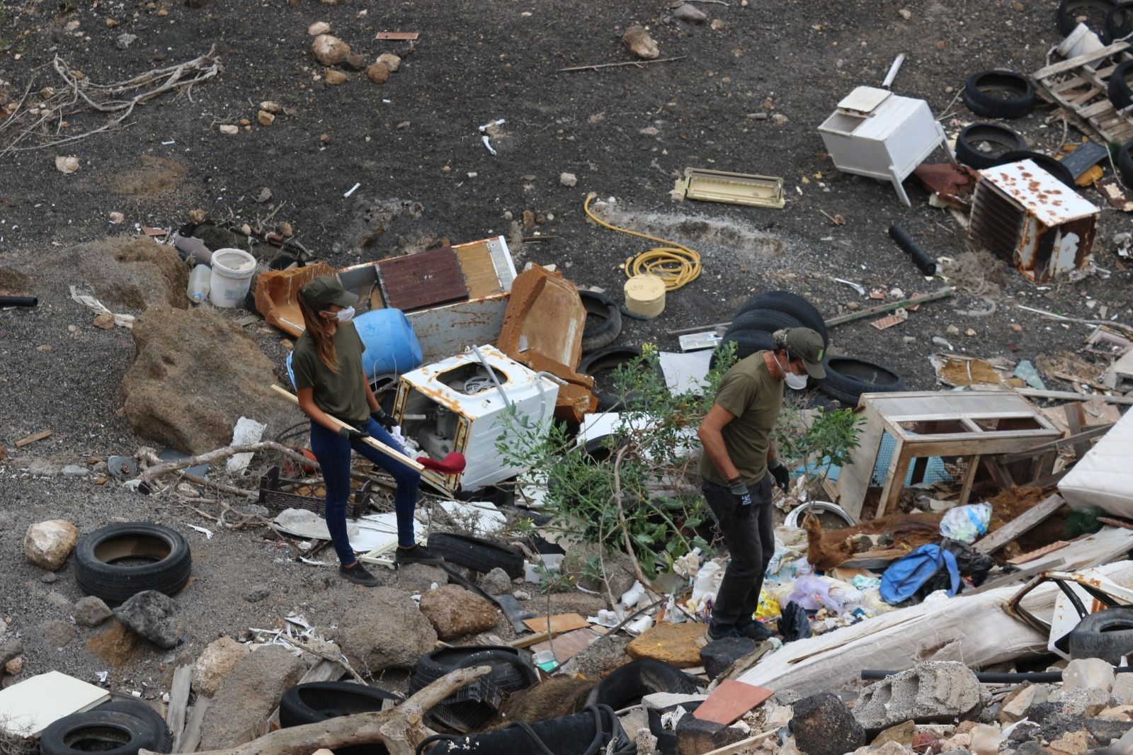Dos personas observando los residuos abandonados en espacios naturales de Lanzarote. Foto: Asociación Papacría.