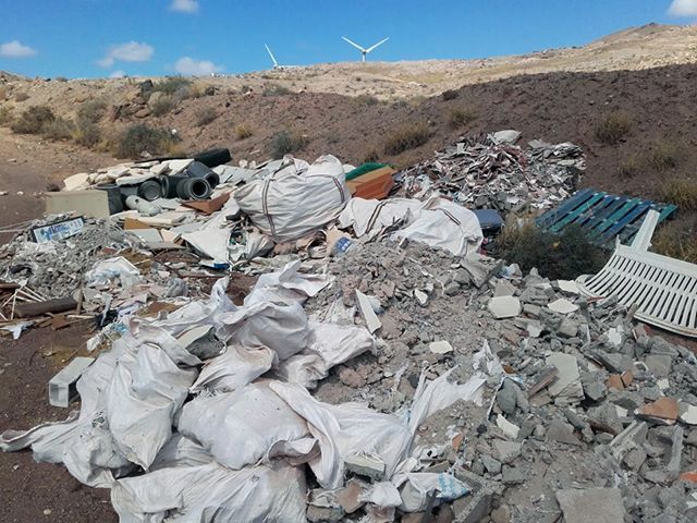 Escombros y residuos tirados en Lanzarote. Foto: Asociación Papacría Escombros y residuos tirados en Lanzarote. Foto: Asociación Papacría