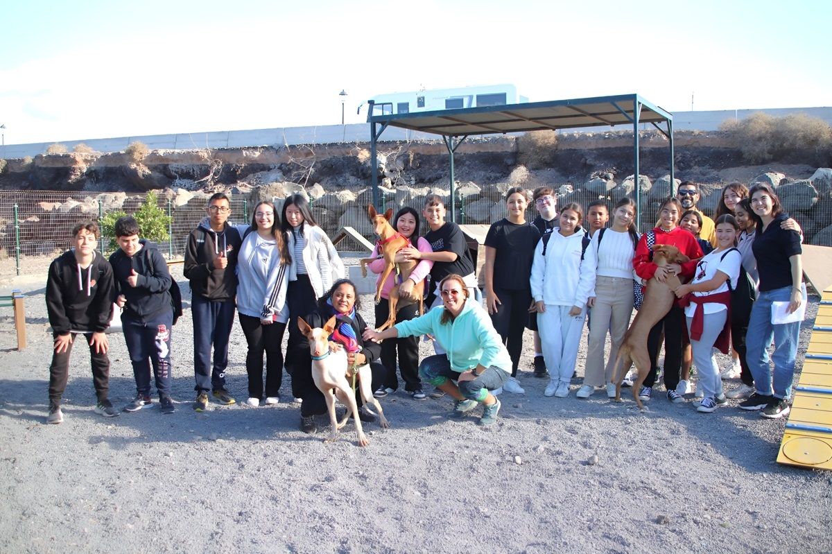 Los alumnos en el Centro de Acogida de Animales de Yaiza
