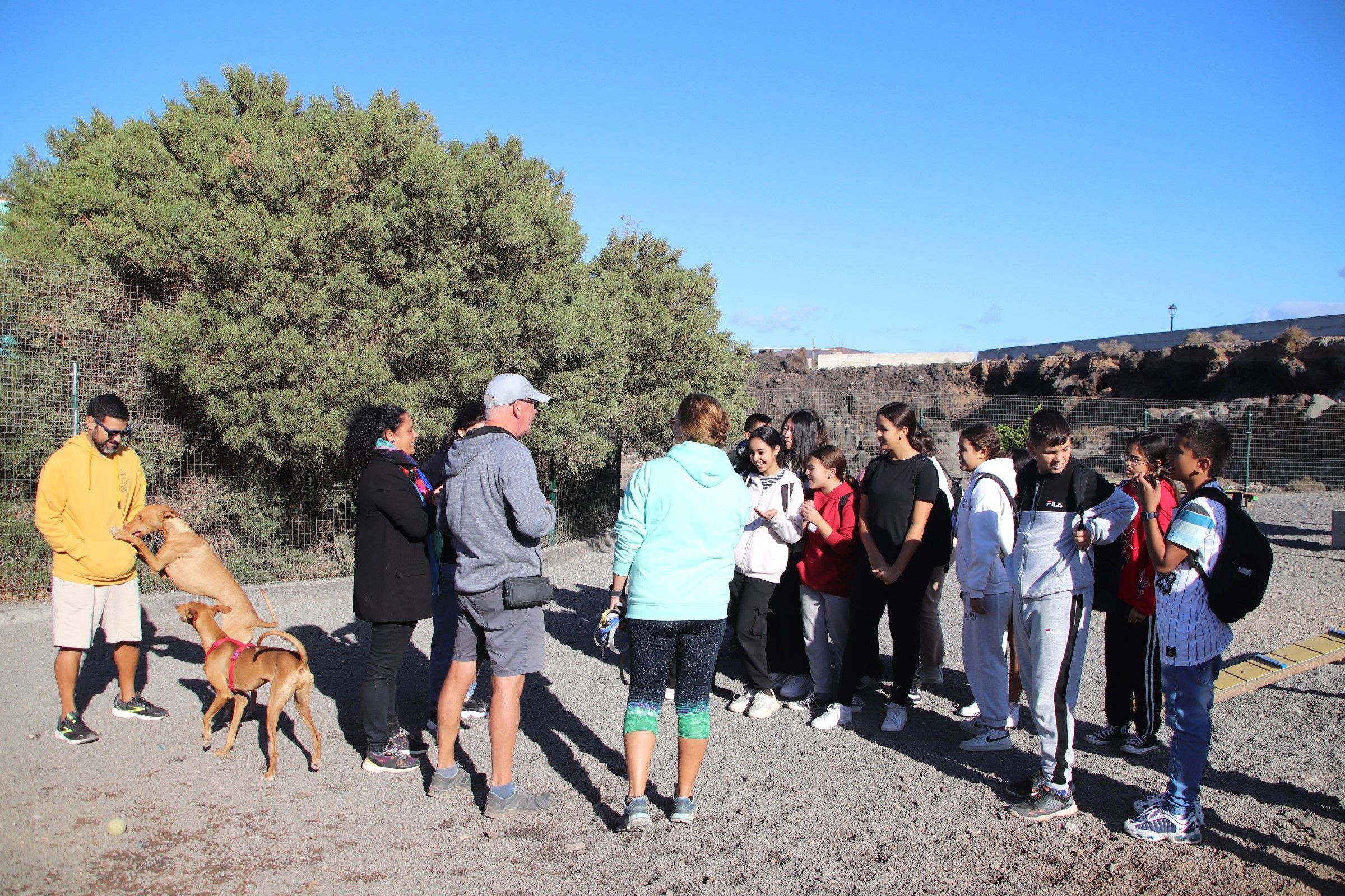 Los alumnos del  'CEO Playa Blanca' en su visita al Centro de Acogida de Animales de Yaiza