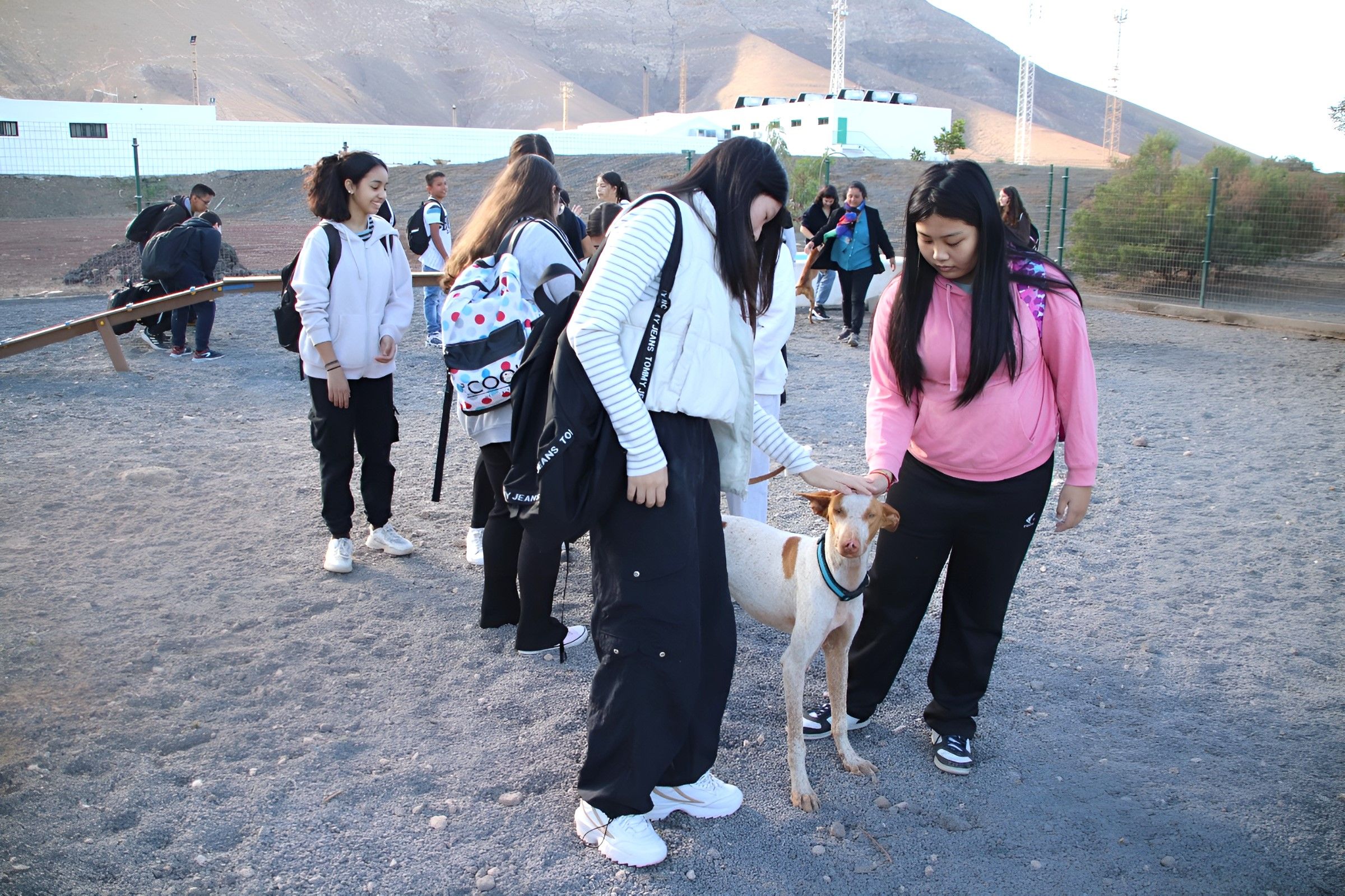 Los alumnos del  'CEO Playa Blanca' en su visita al Centro de Acogida de Animales de Yaiza