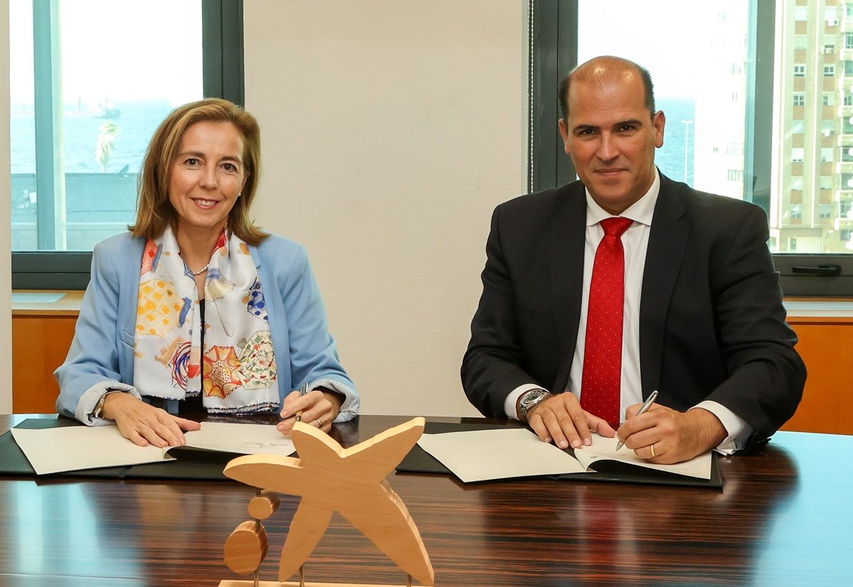 Susana Pérez, presidenta de la FTL, y Manuel Afonso, director territorial de CaixaBank en Canarias durante la firma
