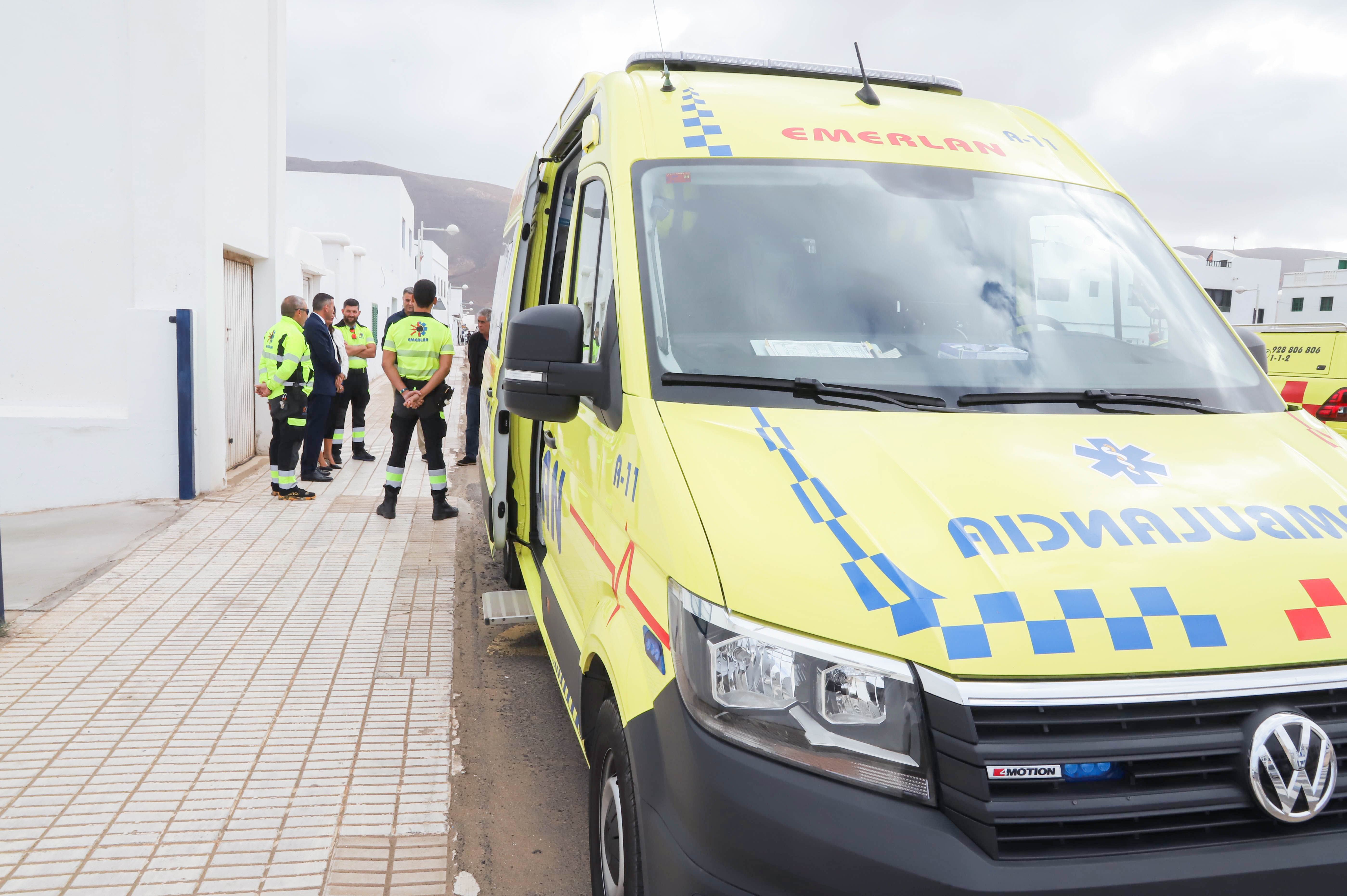 La nueva ambulancia adquirida por el Cabildo de Lanzarote en la localidad de Famara. Foto: Cabildo de Lanzarote.