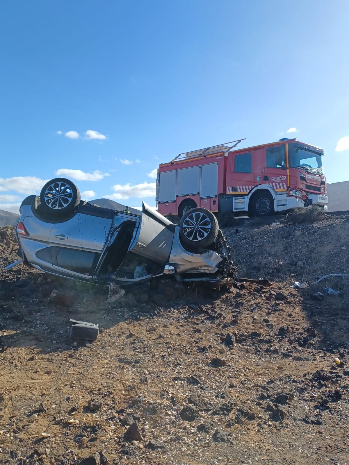 Da varias vueltas de campana y sufre un vuelco con su vehículo en la LZ-2. Foto: Consorcio de Seguridad y Emergencias.