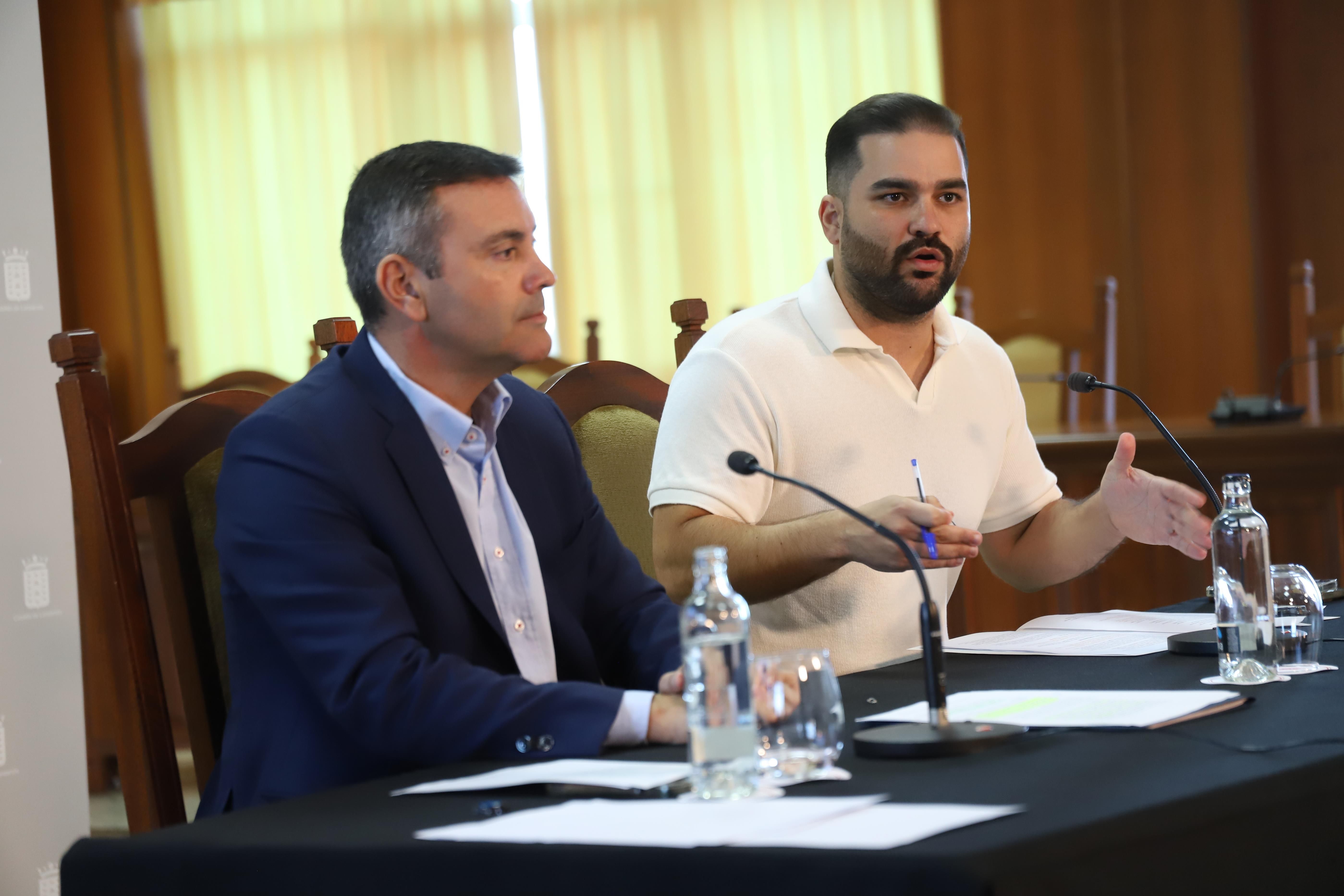 El presidente del Cabildo de Lanzarote, Oswaldo Betancort, y el consejero Jesús Machín, este viernes. Foto: Cabildo de Lanzarote.