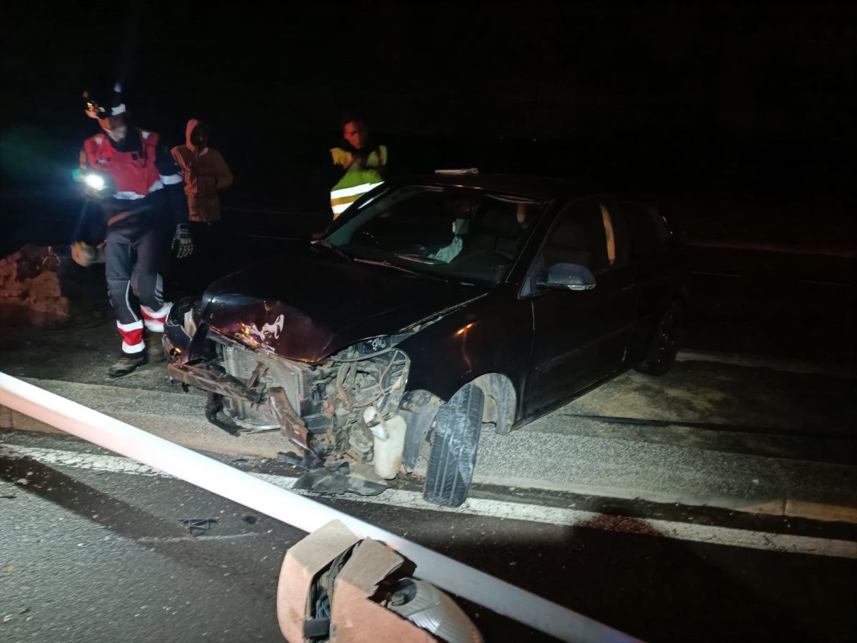 Choca contra una farola en La Santa 