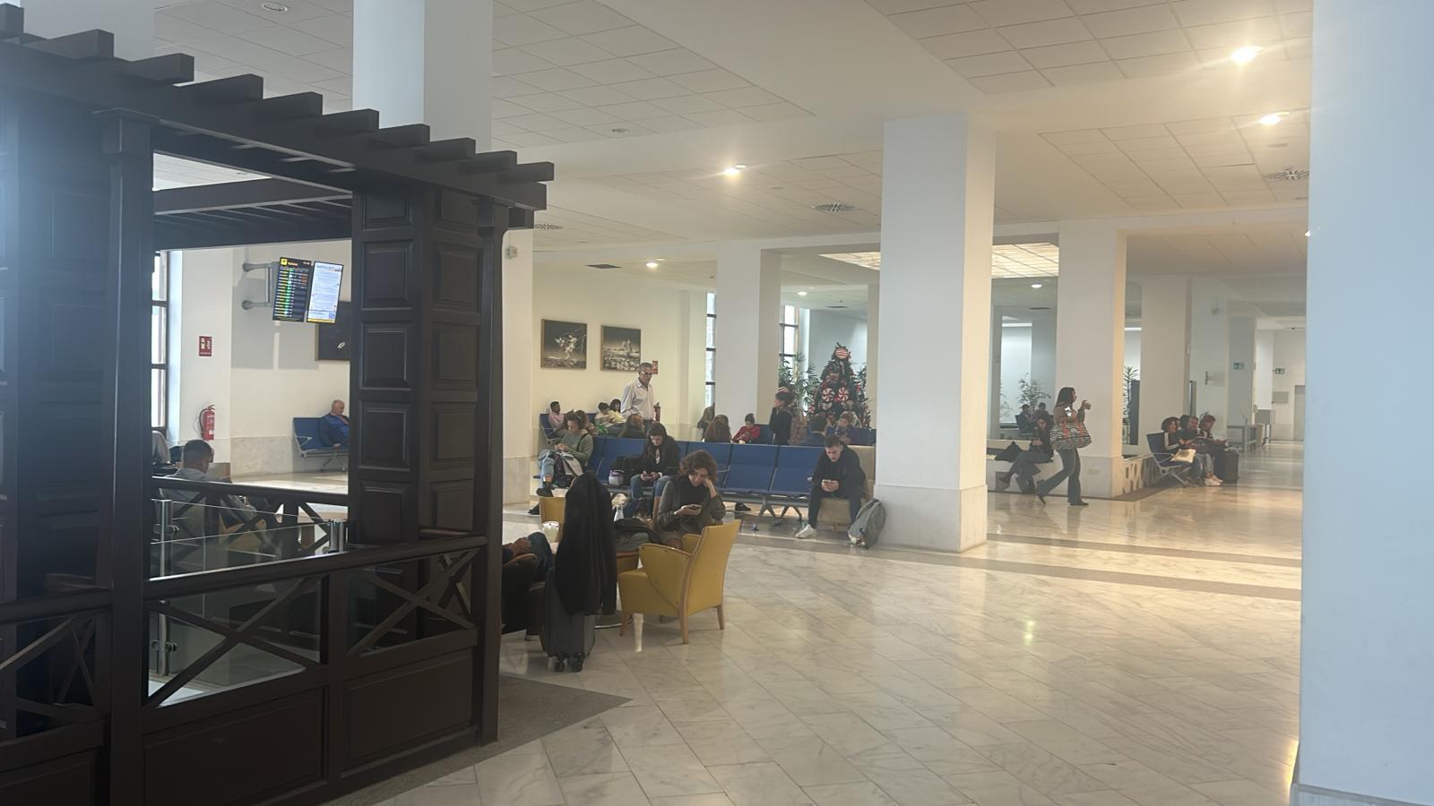Los pasajeros esperando a su vuelo en el aeropuerto de Lanzarote