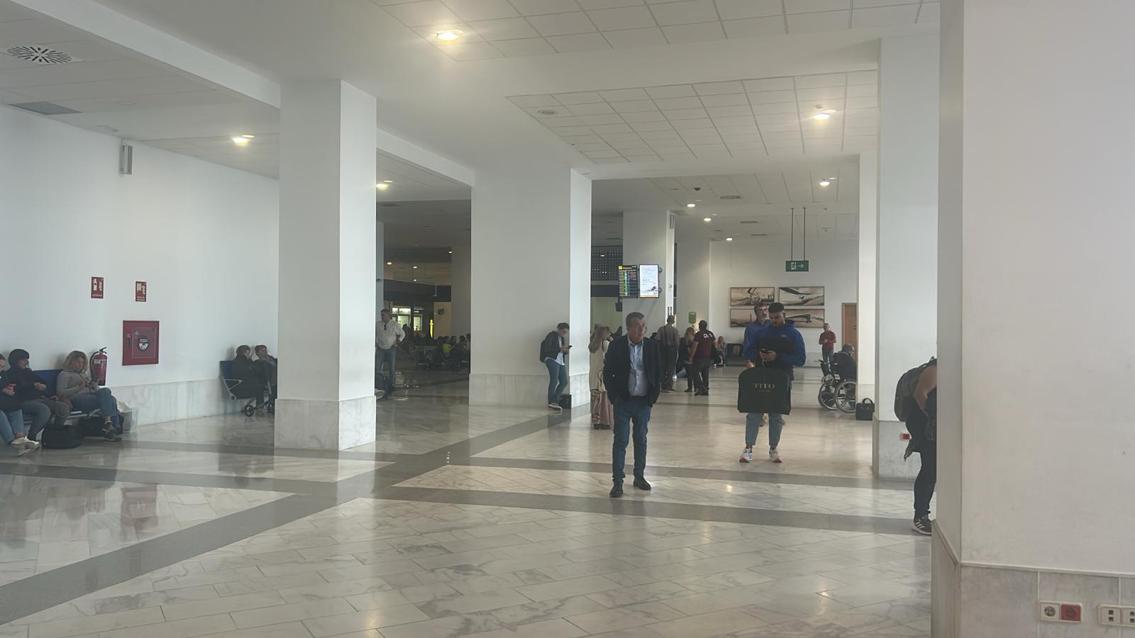 Los pasajeros esperando a su vuelo en el aeropuerto de Lanzarote