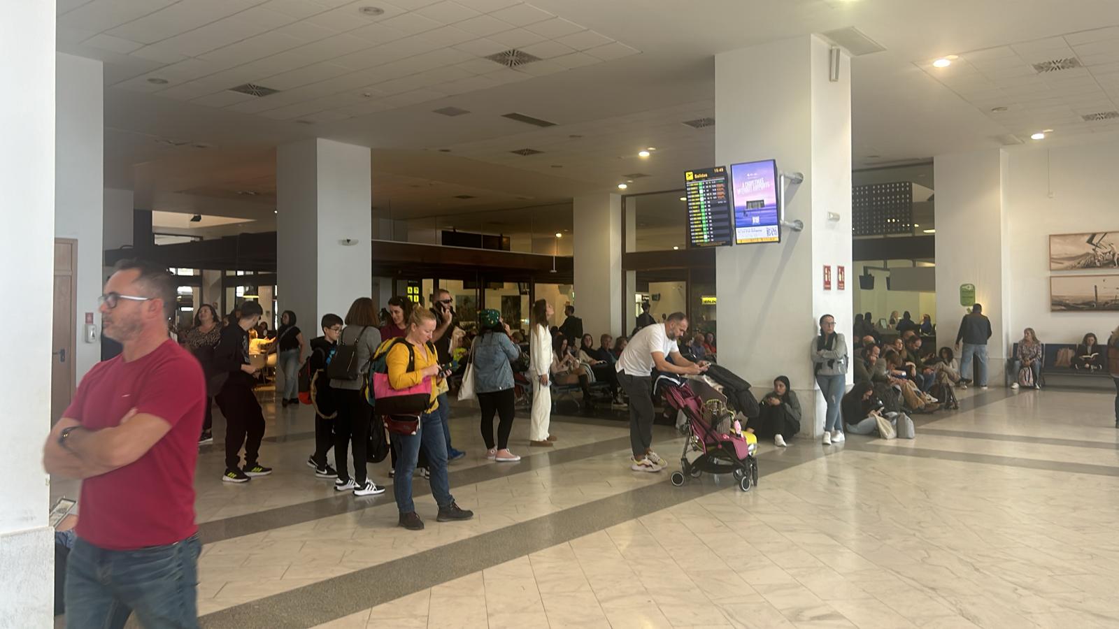 Los pasajeros esperando a su vuelo en el aeropuerto de Lanzarote